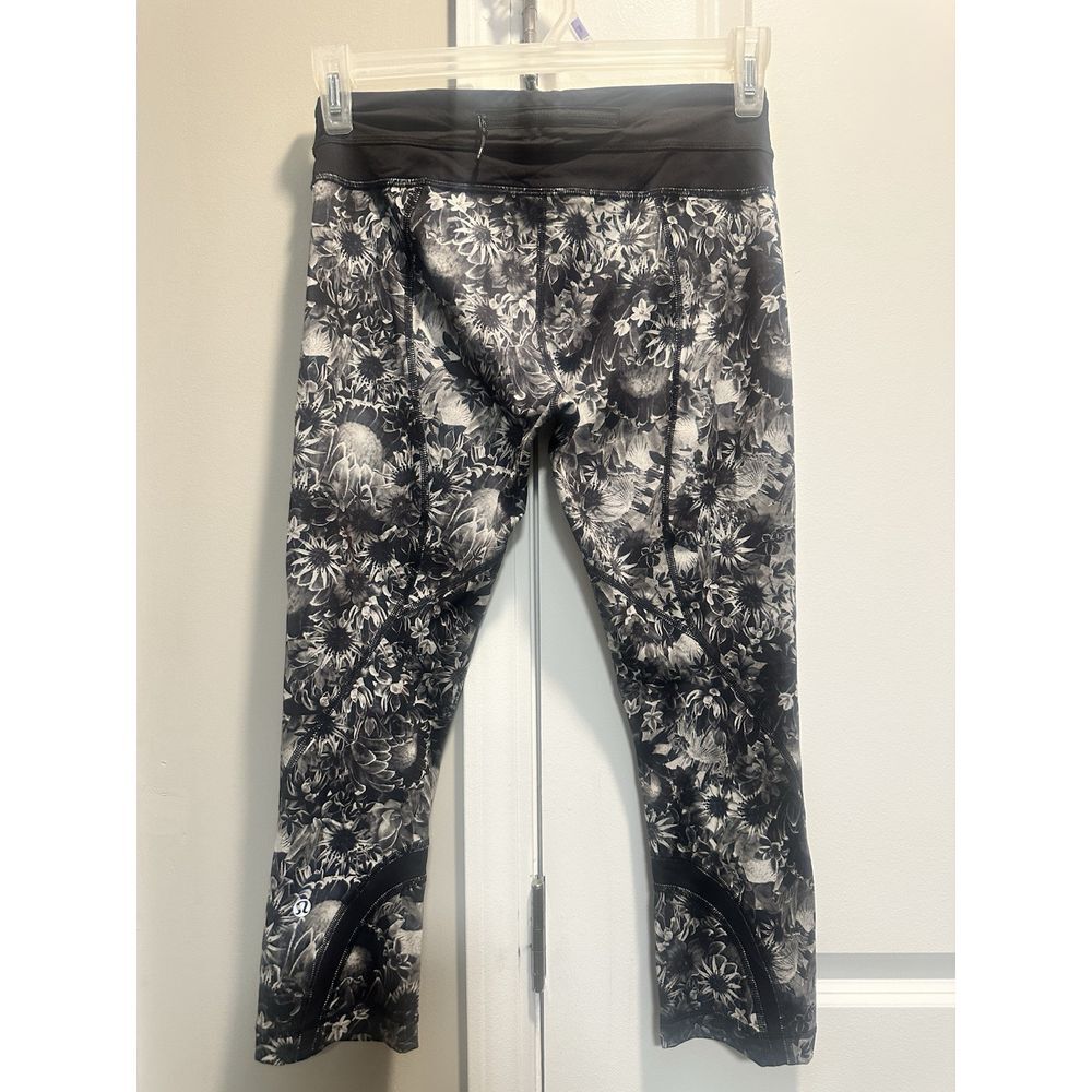 Lululemon Run Inspire Crop II Flowabunga Black Angel Wing Size‎ 6